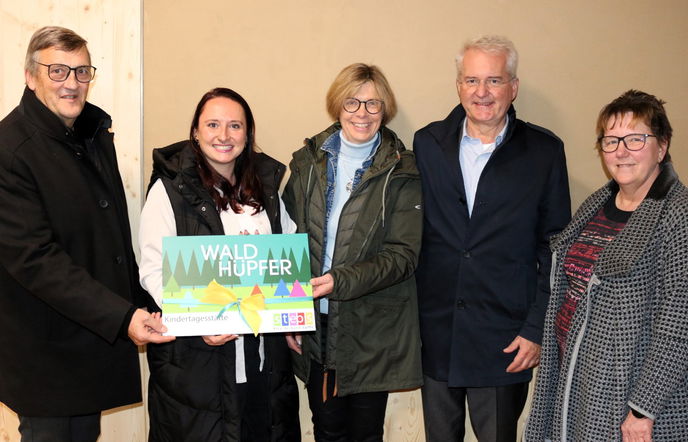 BWMK Geschäftsführer Martin Berg (links) übergab das Kita-Schild an Gilda Camatti und Stefanie Eckhardt.