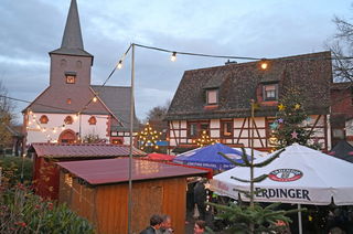Auch dieses Jahr ist der malerisch gelegene Dorfplatz in Altengronau in einen stimmungsvollen Lichterglanz gehüllt, und diese Kulisse war perfekt für den 30. Weihnachtsmarkt.