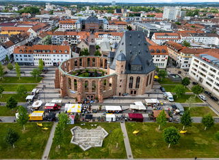 Der Feierabendmarkt an der Wallonisch-Niederländischen Kirche hat sich nach einem Jahr bewährt und wird in 2025 fortgeführt und erweitert.  - Foto: Stadt Hanau/Moritz Göbel