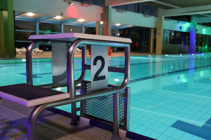 Zum Abschied ließ Schwimmbadleiter Roland Allmannsdörfer das Schwimmbad, das er seit 1989 kennt, noch einmal im besten Licht erstrahlen. 