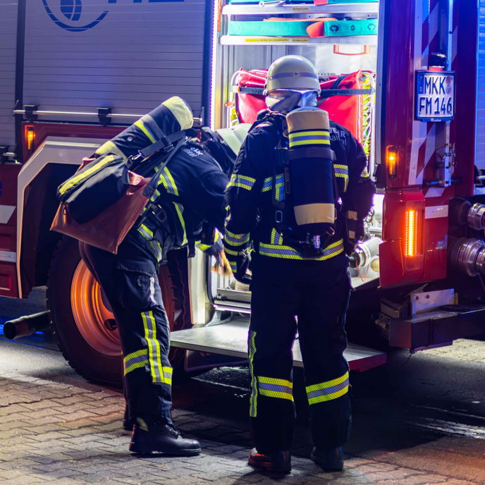 Im Rahmen einer Übung rückten am Donnerstag Rettungskräfte der Maintaler Feuerwehr, von DRK, Johannitern und DLRG zum leerstehenden Maintalbad aus, um 21 „Verletzte“ aus einem „Großbrand“ zu retten. 