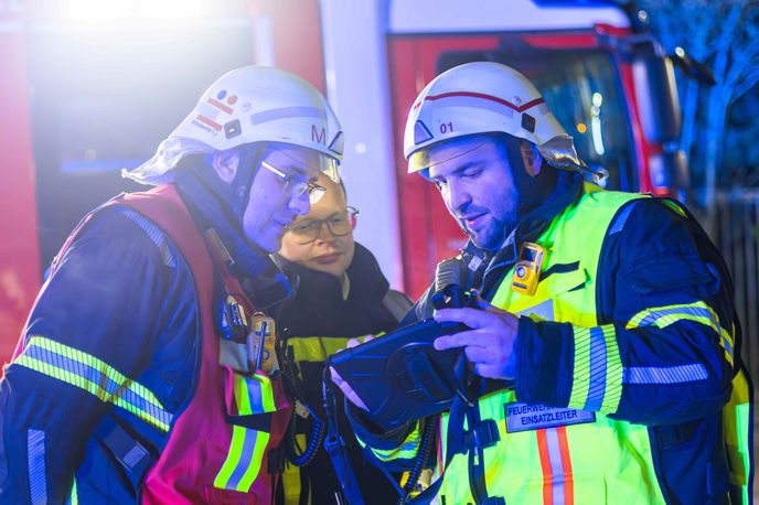 Maintals Stadtbrandinspektor Holger Martiker (rechts) koordinierte den Einsatz der vier Stadtteilwehren. 