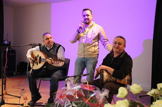 Mehrere Künstler untermalten mit deutschen und arabischen Liedern die Veranstaltung musikalisch. 