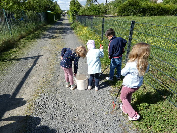 Die Kinder der „Haitzer Pusteblume“ beim Müllsammeln. - Foto: Gemeinde Haitz