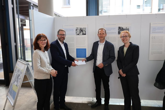 Das multimediale Zeitzeugen-Projekt wird von der Stiftung der Kreissparkasse Gelnhausen unterstützt. Unser Bild zeigt bei der Übergabe der Förderung (v.li.) Christine Raedler, Landrat Thorsten Stolz, Stefan Hummel, Dr. Anselma Lanzendörfer