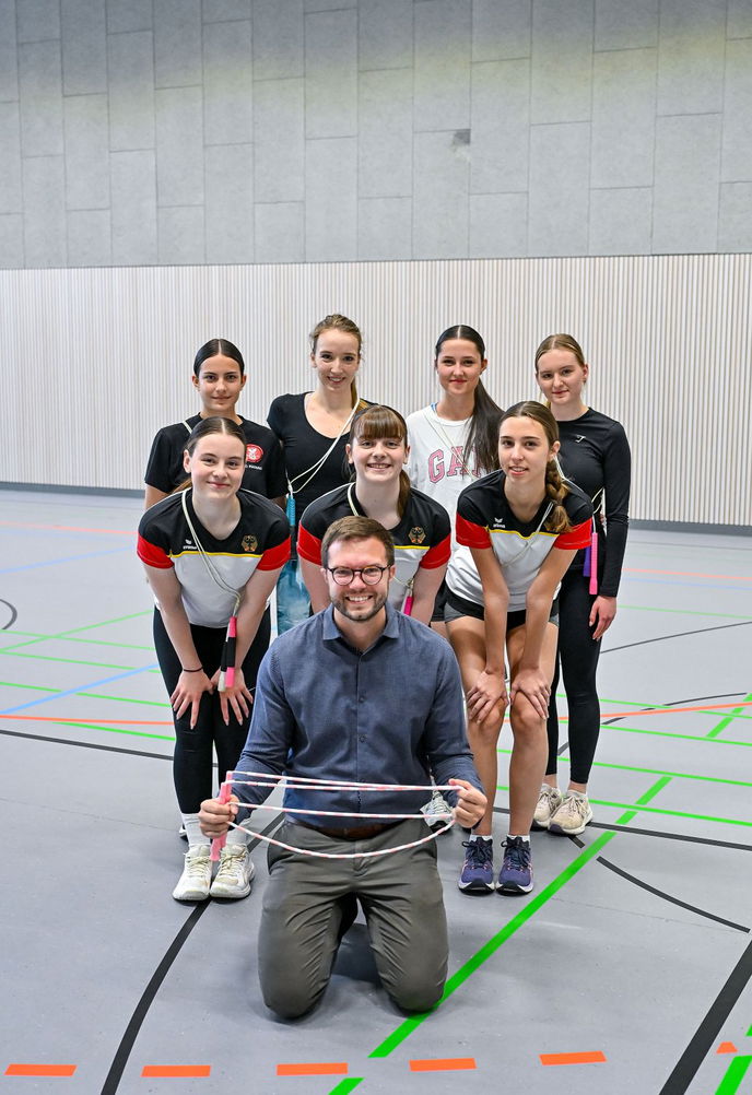 Bürgermeister Dr. Maximilian Bieri besuchte die Jumping Swans – Nika Methner (mittlere Reihe von links), Tami Methner und Lysanne Junker haben sich bereits für die WM in Japan qualifiziert.