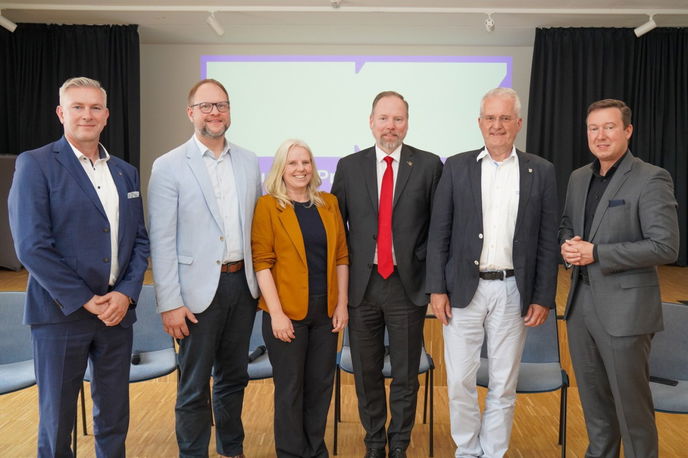 Zu Gast im Schlüchterner KUBE bei der Veranstaltung „Kleinstadtakademie on Tour“ waren etliche Bürgermeister, um über Stadtentwicklung und Problemimmobilien zu diskutieren.