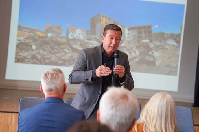 Schlüchterns Bürgermeister Matthias Möller sprach darüber, wie wichtig eine gute Kommunikation bei der Stadtentwicklung ist.