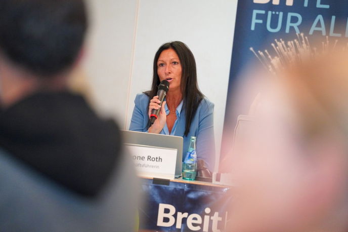 Breitband-Geschäftsführerin Simone Roth betont, dass es keinen Baustopp geben wird, und der Main-Kinzig-Kreis bis 2027 flächendeckend mit Glasfaser versorgt wird.  - Foto: Bensing & Reith
