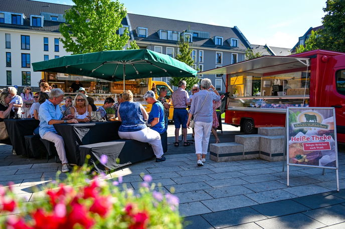 Der beliebte After-Shopping-Treffpunkt lädt am Donnerstag ab 16 Uhr rund um die Niederländisch-Wallonische Kirche zum entspannten Einkaufs-Ausklang inklusive Trödelmarktes ein und bringt dabei Menschen aus der ganzen Stadt zusammen. - Foto: Stadt Hanau/Moritz Göbel