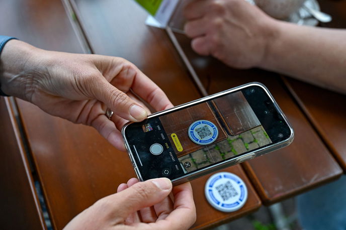 Mit der Kamerafunktion seines Smartphones aktiviert man die Getränkekarte, bestellt und bezahlt sofort. 