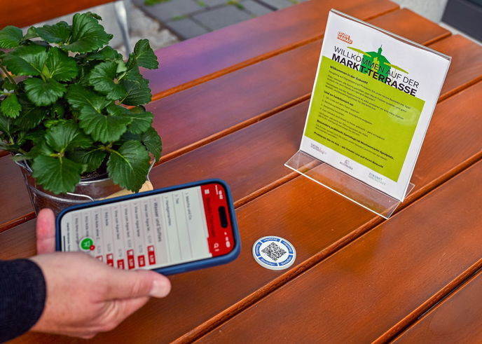 Ein weiterer Schritt in die digitale Zukunft von Hanau: Auf der Markt-Terrasse auf dem Marktplatz kann man seine Getränke einfach bestellen.