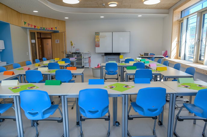 Inmitten des neuen Wohnquartiers Pioneer Park bietet sie Platz für bis zu 300 Grundschülerinnen und -schüler und steht sinnbildlich für modernes, nachhaltiges und zukunftsorientiertes Lernen.
