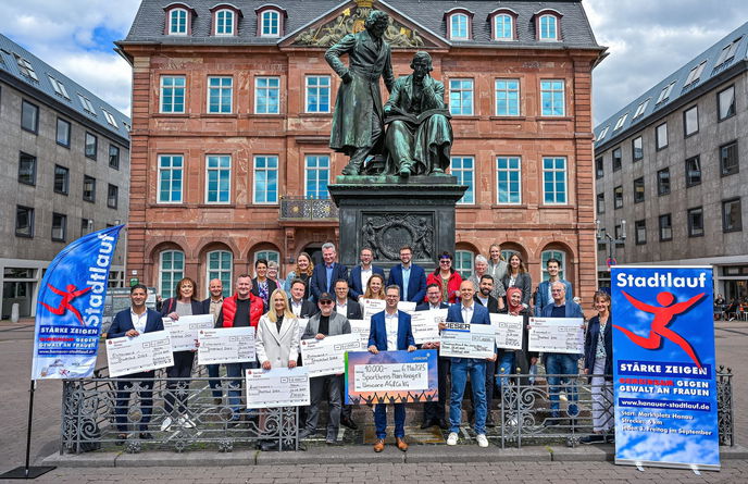 Damit die Kosten für Organisation und Sicherheitsmaßnahmen des Stadtlaufs gestemmt werden können, unterstützen Sponsoren aus Hanau und dem Main-Kinzig-Kreis alljährlich das Großevent. 