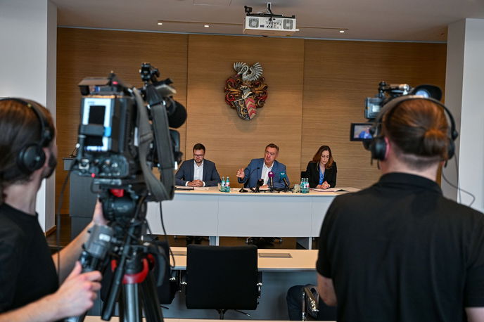 Seine Pläne, auch dass er „bis zum letzten Tag mit voller Kraft“ arbeite, stellte er am Montag bei einer Pressekonferenz gemeinsam mit Bürgermeister Dr. Maximilian Bieri und Stadträtin Isabelle Hemsley vor. 