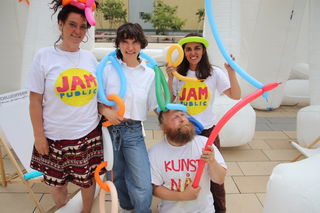 Hatten ihren Spaß auf dem Schlüchterner Stadtplatz (von links): die Künstler Julia Bruun, Lena Skrabs und Paloma Sanchez-Palencia sowie vorne Pelle Brage.