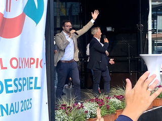 Es gab kein Halten mehr, als Hanaus Bürgermeister Dr. Maximilian Bieri und Marc Behrend, Präsident von Special Olympics Hessen, auf der Bühne am Marktplatz als Sänger auftraten.