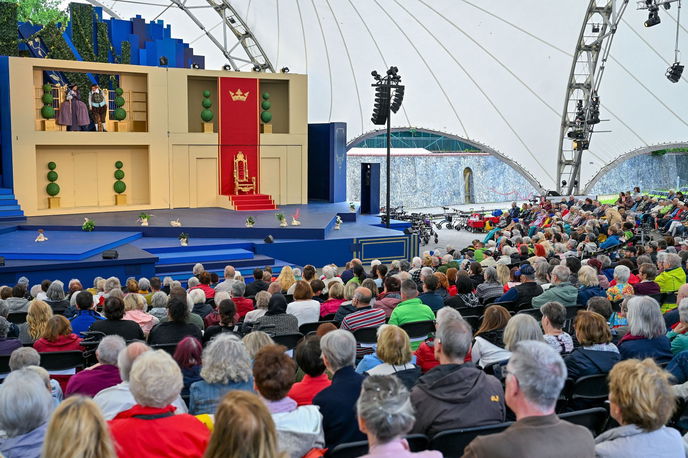 Was wären zum Beispiel die Brüder Grimm Festspiele ohne ihr bemerkenswertes Ensemble und auch die engagierten Menschen im Hintergrund, die bisher einen unglaublich erfolgreichen Festspiel-Marathon absolvieren?