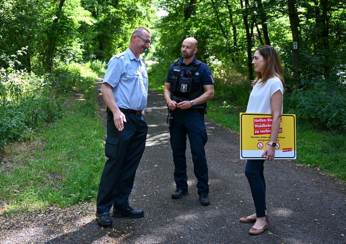 Gemeinsamer Austausch zur Waldbrand-Thematik von Stadträtin Isabelle Hemsley (v.r.), Stadtpolizist Andreas Gärtner und Markus Doose, Mitglied der Amtsleitung des Brandschutzamts Hanau. 