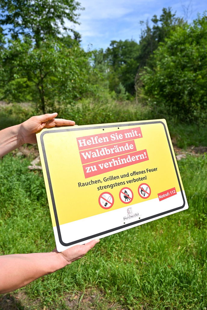 Die Botschaft der neuen Warnschilder ist klar: „Rauchen, Grillen und offenes Feuer strengstens verboten.“ 