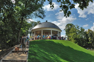 Der Karussell-Förderverein lädt zum traditionellen Weinfest im Staatspark Wilhelmsbad ein, bei dem auch der Gewölbekeller und das Historische Karussell geöffnet sind.  - Foto: Hanau Marketing GmbH/digitalnaturals