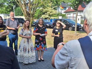 Künstlerin Runa Rosina Menges (rechts), Claudia Borowski (Ehrenamtliche Stadträtin) und Martina Butz (Geschäftsführerin Stadtwerke Hanau) standen für Fragen der anwesenden Nachbarschaft zur Verfügung. 