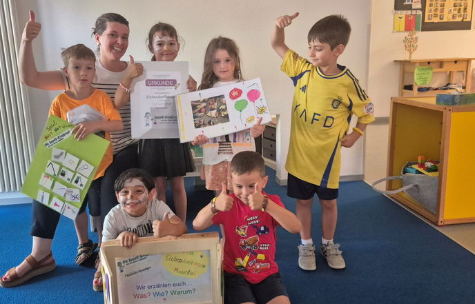 Große Freude bei kleinen Forschern: Die Kinder der Dörnigheimer Kita Eichendorffstraße haben bei der Evonik-Kinderuni den 1. Platz belegt. Bei ihren Experimenten hat sie Erzieherin Sofija Sudzukovic unterstützt. 