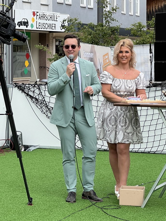 Ein ideales Duo beim Bingo-Spiel: Bürgermeister Matthias Möller (parteilos) und seine Mitarbeitern Jessica Markmann. 