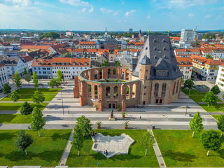 Dazu zählt auch der Platz an der Wallonisch-Niederländischen Kirche und angrenzende Straßenzüge in Richtung Marktplatz, Freiheitsplatz und Schlossgarten. 