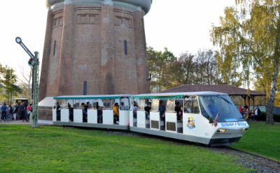 Triebwagen &#34;Biber-Blitz&#34; und der zugehörige Beiwagen verlassen den Bahnsteig am Wasserturm Bebra.