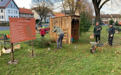 Fleißige Helferinnen und Helfer gestalten den Rasdorfer Adventsweg