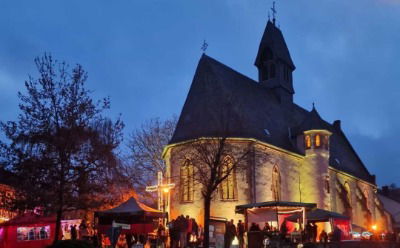 Wundervolle Beleuchtung der Friedenskirche sorgt für weihnachtliche Stimmung.