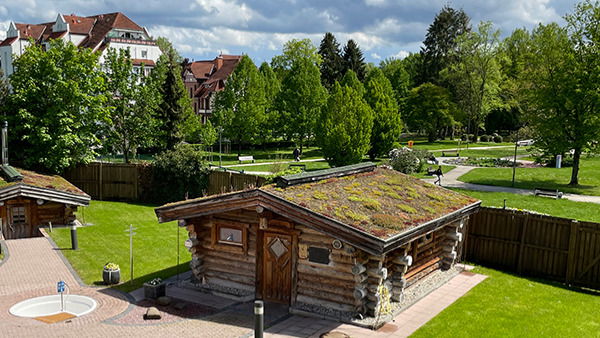 Genießen Sie die Event-Aufgüsse und Ruhephasen im Saunagarten am Kurpark