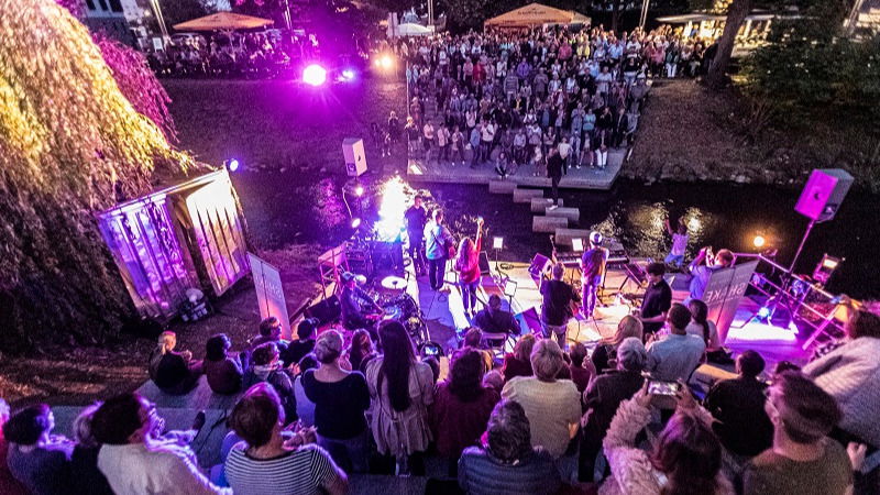 Wasserspiele 2025: Perfekte Sommerabend bei Livemusik und bester Stimmung an der Arena in der Salz