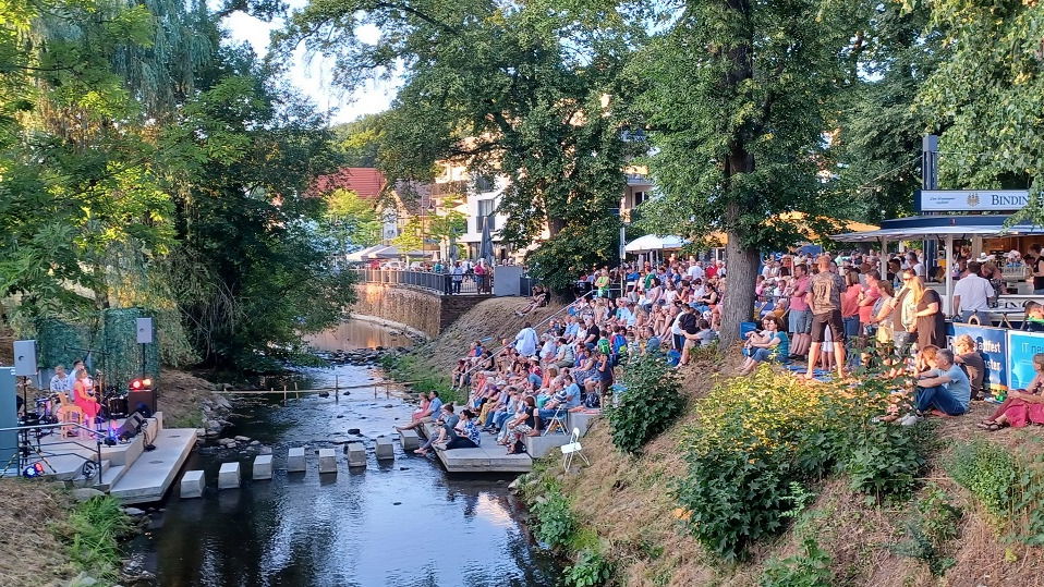 Wasserspiele 2025: Perfekte Sommerabend bei Livemusik und bester Stimmung an der Arena in der Salz