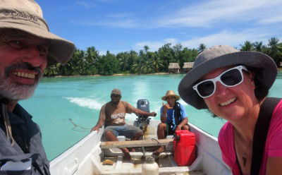 Gabi Goll und Rudi Kleinhenz bei einer Bootsfahrt im Atoll Butaritari