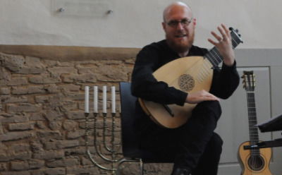 Carlo Hilsdorf musiziert in Heubachs ehemaliger Synagoge.