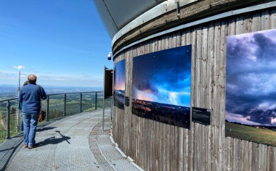 Auf der Aussichtsplattform des Radoms auf der Wasserkuppe