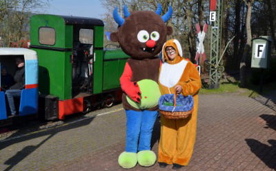 Das be!ast und Frau Osterhase im vergangenen Jahr bei den Eisenbahnfreunden Bebra.