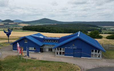 Das Haus auf der Grenze mit Friedensspirale.